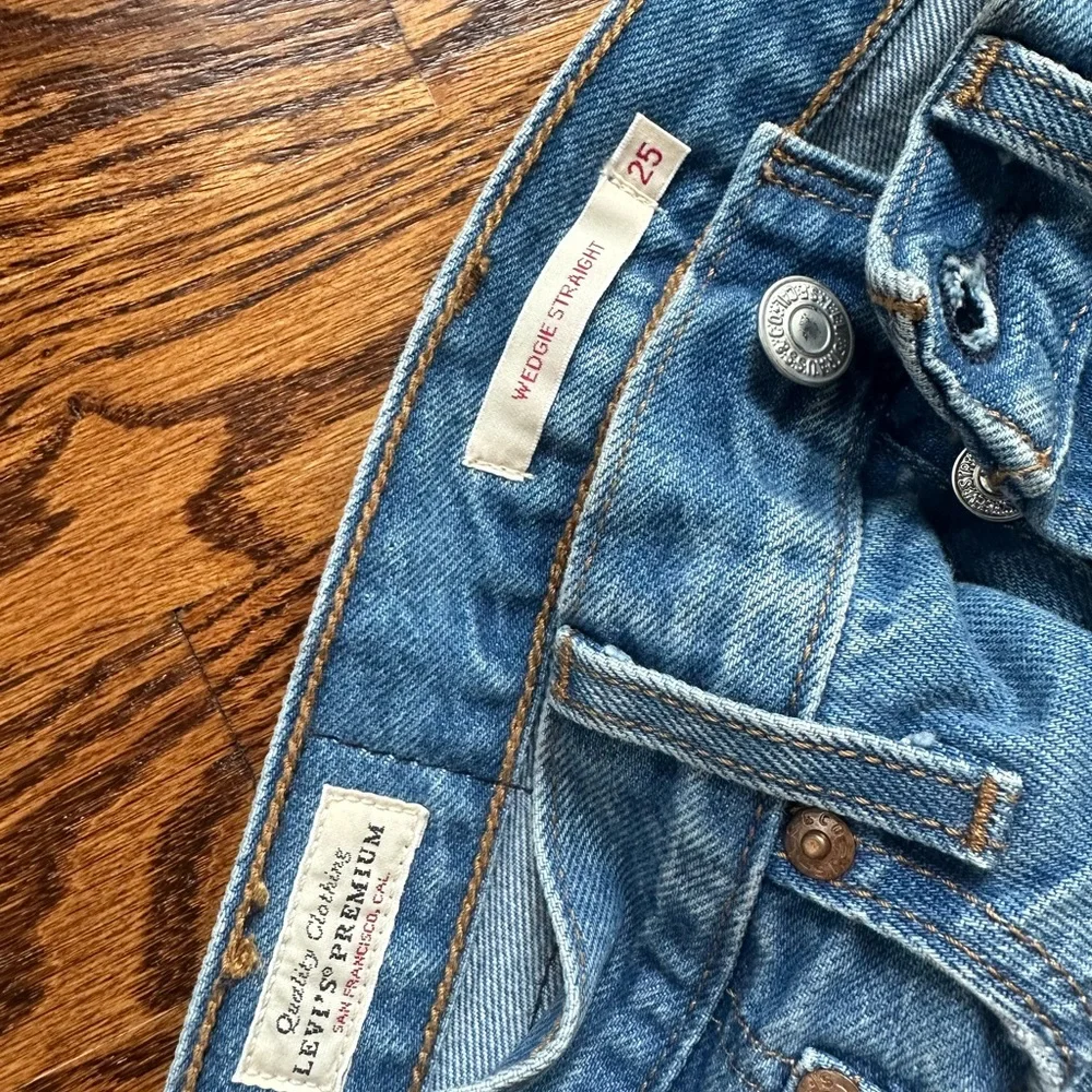 Levi wedgie straight jean: size 25 - Picture 3 of 3